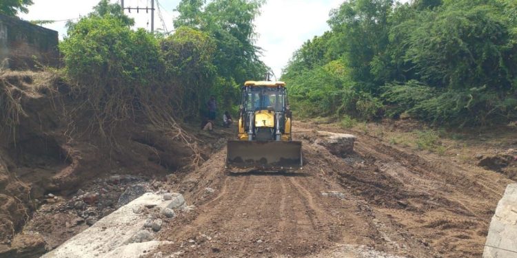 માર્ગ અને મકાન વિભાગ દ્વારા રોડ-રસ્તા રિપેરિંગની યુદ્ધના ધોરણે કામગીરી