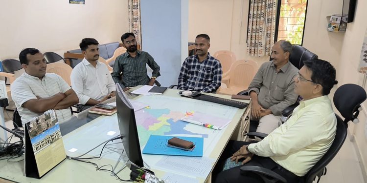ખંભાળિયા: નગરપાલિકાની મુલાકાતે પ્રાદેશિક પાલિકા નિયામક, ચેકિંગ અને ચર્ચાઓ