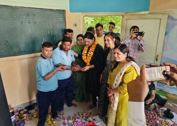 સાંસદ પૂનમબેન માડમે દિવ્યાંગ બાળકોએ બનાવેલા દિવડા સહિતની વસ્તુઓ ખરીદી “વોકલ ફોર લોકલ”નું આહવાન કર્યું