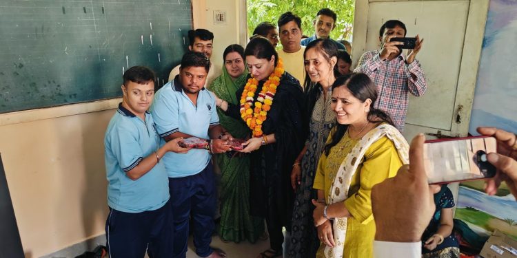 સાંસદ પૂનમબેન માડમે દિવ્યાંગ બાળકોએ બનાવેલા દિવડા સહિતની વસ્તુઓ ખરીદી “વોકલ ફોર લોકલ”નું આહવાન કર્યું