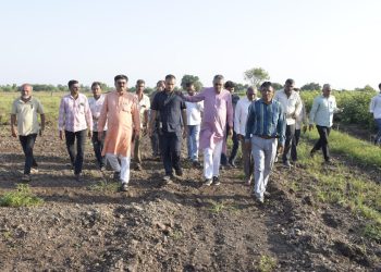 કૃષિમંત્રી રાઘવજી પટેલે ખેતરોમાં થયેલ પાક નુકસાનીનું સ્થળ નિરીક્ષણ કરવા પહોચ્યા, ખેડૂતોને સાંભળ્યા