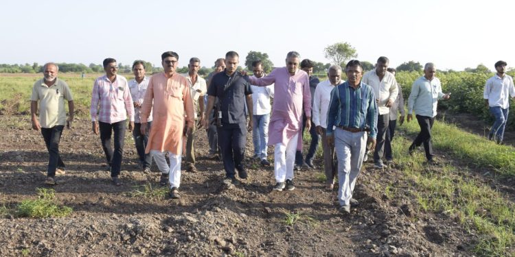 કૃષિમંત્રી રાઘવજી પટેલે ખેતરોમાં થયેલ પાક નુકસાનીનું સ્થળ નિરીક્ષણ કરવા પહોચ્યા, ખેડૂતોને સાંભળ્યા