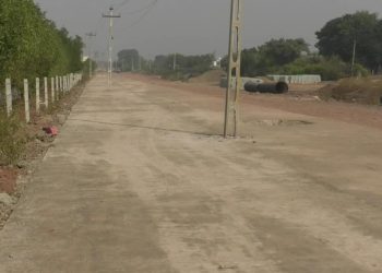 વીજતંત્ર થાંભલા હટાવે તે પહેલાં, રોડ બનાવવાનું શરૂ !!