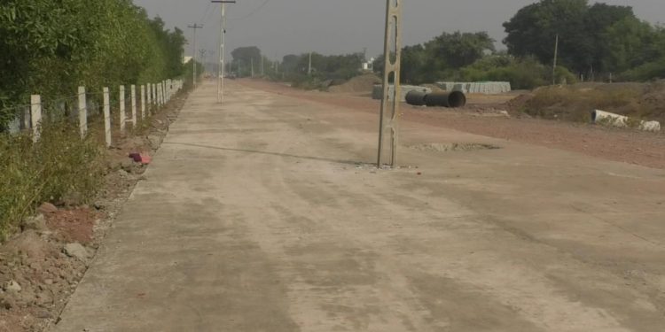 વીજતંત્ર થાંભલા હટાવે તે પહેલાં, રોડ બનાવવાનું શરૂ !!