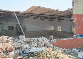 ખંભાળિયા નજીક હાઈવે પર લાખો ફૂટ કિંમતી જમીન પર થયેલા દબાણ પર બુલડોઝર ફર્યું