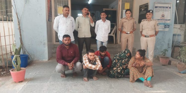 દ્વારકા: હનીટ્રેપ પ્રકરણમાં બે દંપતિ સહિત પાંચને ઝડપી લેવાયા
