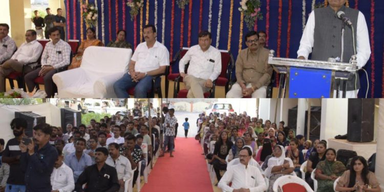 કૃષિમંત્રી રાઘવજી પટેલે દિવાળીના પર્વે આવાસ યોજનાના લાભાર્થીઓ સાથે કરી શુભેચ્છા મુલાકાત