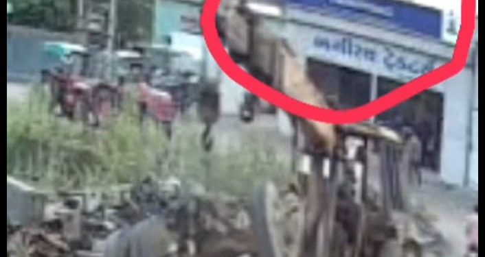 પતરાના શેડમાં બનેલ શોરૂમ ઉપર હાઈટેન્શન લાઈનને અડકી જતા યુવકનું મોત