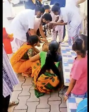 જાહેરમાં પ્રસૂતિનો મામલો : 3 ડોક્ટરને સસ્પેન્ડ કરવામાં આવ્યા..