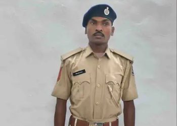 બસ સ્ટેન્ડે વર્ધી પહેરીને ફરતો હતો નકલી પોલીસકર્મી