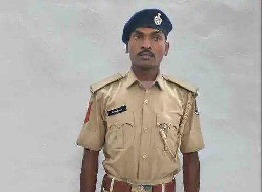 બસ સ્ટેન્ડે વર્ધી પહેરીને ફરતો હતો નકલી પોલીસકર્મી