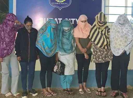 દુકાનમાં દેહવ્યાપાર, 1 સંચાલક અને 3 ગ્રાહકો ઝડપાયા