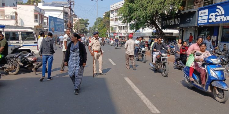 વન- વે ના કાયદાનો અમલ લાલબંગલા થી લીમડાલેન પુરતો જ સીમિત શા માટે?