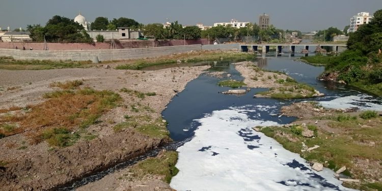 જામનગરની નદીમાં ઉદ્યોગોનું ઝેરી પાણી: ફીણના ગોટેગોટા…