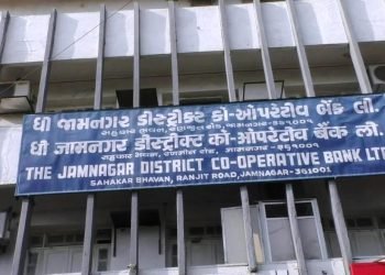 FIR: બેંકના મેનેજરે ચાવી આપી, કેશિયરે લાખો રૂપિયા ‘સેરવી’ લીધાં…