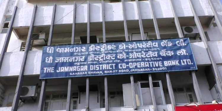 FIR: બેંકના મેનેજરે ચાવી આપી, કેશિયરે લાખો રૂપિયા ‘સેરવી’ લીધાં…