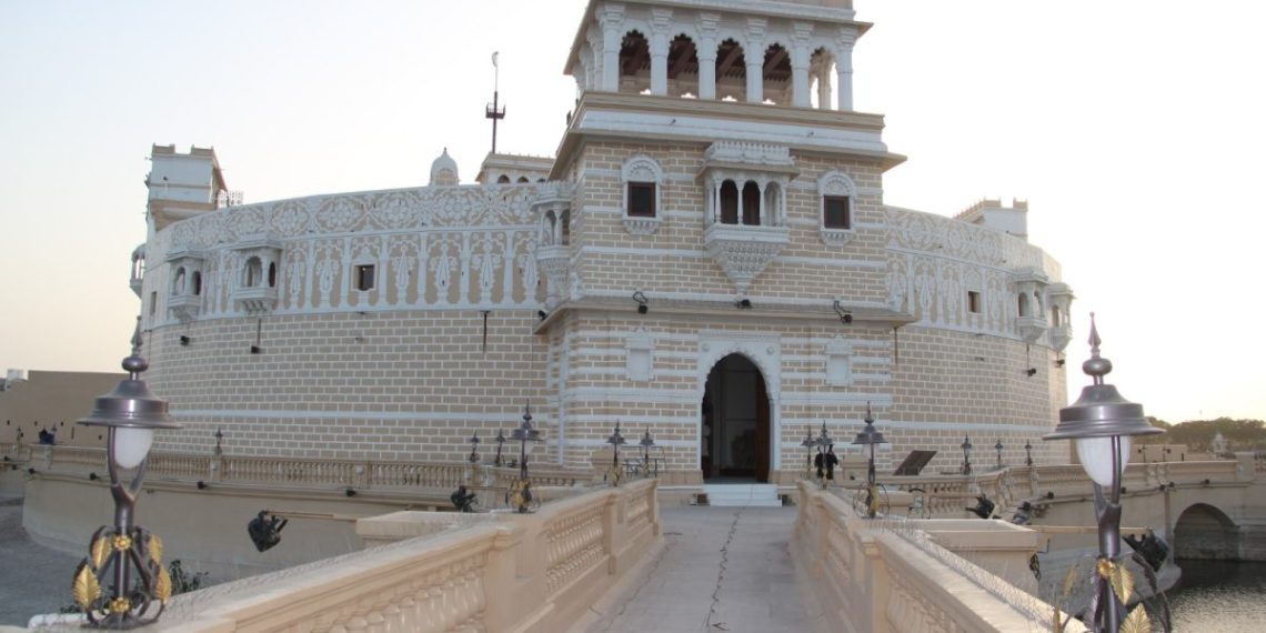 જામનગર તળાવની વચ્ચે આવેલ લાખોટા મ્યુઝીયમ અને કિલ્લાનો પરિચય