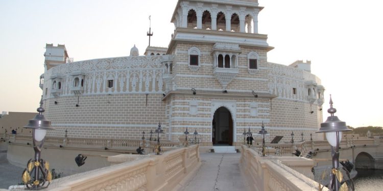 જામનગર તળાવની વચ્ચે આવેલ લાખોટા મ્યુઝીયમ અને કિલ્લાનો પરિચય