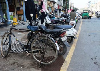 સમસ્યા શહેરની: વાહન પાર્કિંગ માટેનો પીળા રંગના પટ્ટાનો અંદરનો ભાગ માલિકી કોની..?