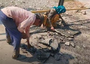 ચાર માસ પૂર્વે સિમેન્ટના બ્રીજ પર કરાયેલ ડામર ઉખડી ગયો બોલો…!!!!