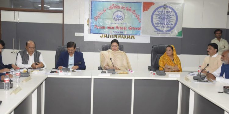 સરકારની વિવિધ યોજનાઓનું અમલીકરણ અસરકારક રીતે થાય તે પ્રકારે કામગીરી કરવા સાંસદ પૂનમબેનનું અધિકારીઓને સૂચન