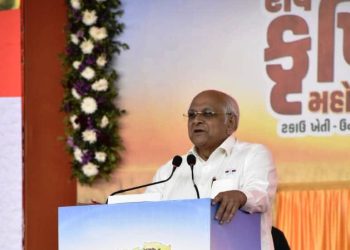 ખેડૂતોને દિવસે વીજળીને લઈને મુખ્યમંત્રી કૃષિ મહોત્સવના મંચ પરથી જ બોલ્યા કે…