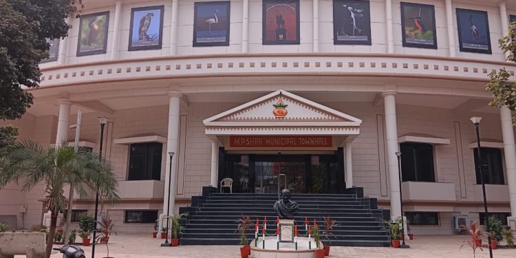 ટાઉનહોલ રીનોવેશનમાં ખર્ચાઈ ગયા 7 કરોડ….