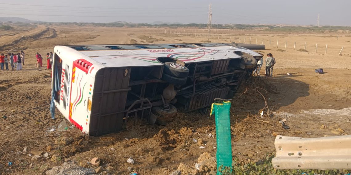 દ્વારકા માર્ગ પર ખાનગી બસ પલટી જતા દોઢ ડઝન મુસાફરો ઇજાગ્રસ્ત