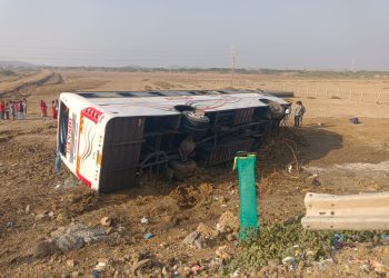 દ્વારકા માર્ગ પર ખાનગી બસ પલટી જતા દોઢ ડઝન મુસાફરો ઇજાગ્રસ્ત