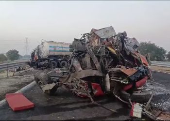 ટ્રાવેલ્સની બસ પડીકું વળી ગઈ: ઈનોવા ચિરાઈ ગઈ: કુલ 5 મોત…