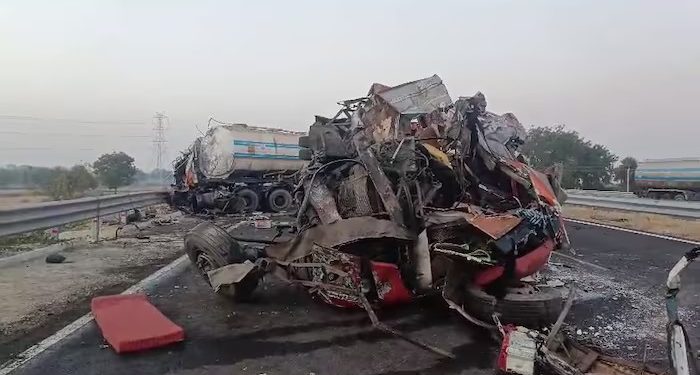 ટ્રાવેલ્સની બસ પડીકું વળી ગઈ: ઈનોવા ચિરાઈ ગઈ: કુલ 5 મોત…