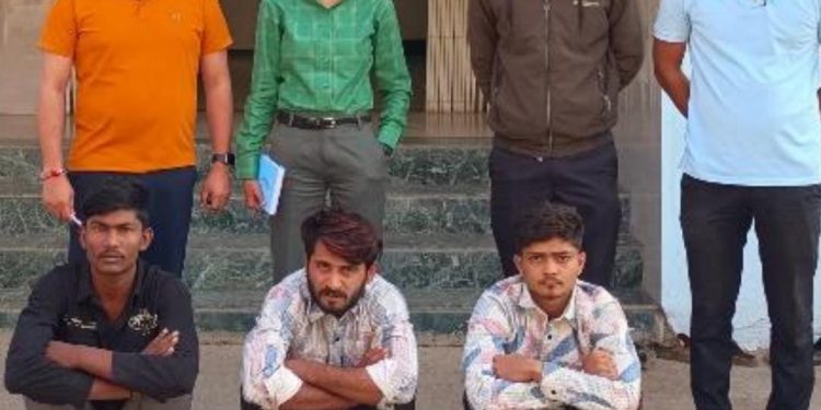 ખંભાળિયાનો યુવાન બન્યો હની ટ્રેપનો શિકાર: દુષ્કર્મની ફરિયાદની ધમકી આપી