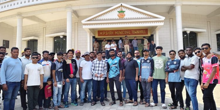 હાપા યાર્ડ નજીકનું ક્રિકેટ ગ્રાઉન્ડ:આ વિવાદ આખરે છે શું ?!