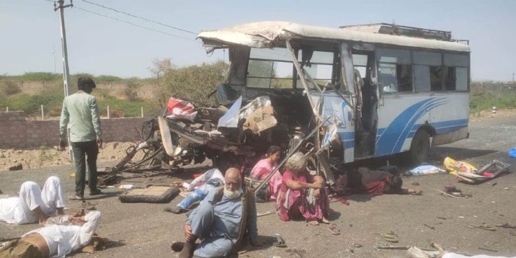 ખાનગી બસ અને ટ્રક વચ્ચે ટક્કર, 5 લોકોના મોત