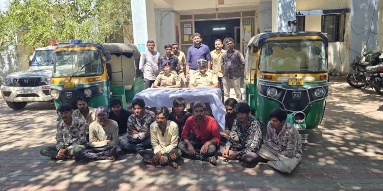 દ્વારકામાં હોળી, ફુલડોલ ઉત્સવ દરમિયાન ભાવિકોનો સ્વાંગ રચી ખિસ્સા હળવા કરતા 28 ને પોલીસે ઝડપ્યા