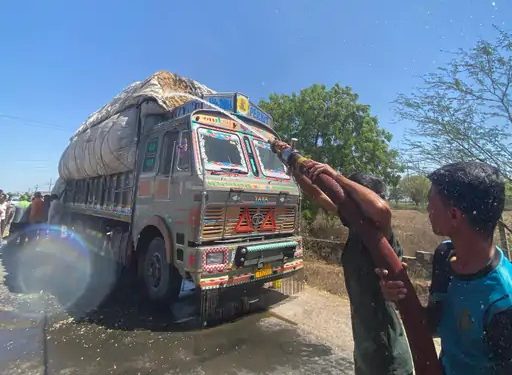 ગંભીર બેદરકારી, કપાસ ભરેલ ટ્રક પર ચાલકે પાંચને બેસાડ્યા, લાગ્યો વીજશોક અને….