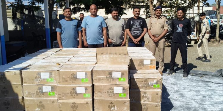 જામનગર નજીક નાના થાવરિયા ગામે વાડીમાં દારૂનું કટિંગ, પંચ એ પોલીસ પહોચી
