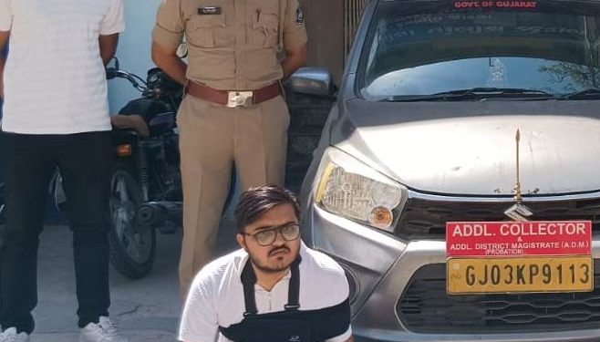 ખંભાળિયા:ઝડપાયેલા નકલી અધિકારીની વધુ કરતુતો ખુલી, મેડીકલ કોલેજમાં એડમીશન, પોલીસ ઇન્સ્પેકટર તરીકે નિમણુક આપવાના નામે….