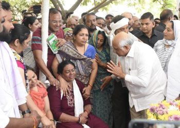 મુખ્યમંત્રીએ પહેલગામ આંતકી હુમલામાં મૃત્યુ પામેલા ભાવનગરના સ્વર્ગસ્થ પિતા-પુત્રને  શ્રદ્ધાંજલિ અર્પણ કરી