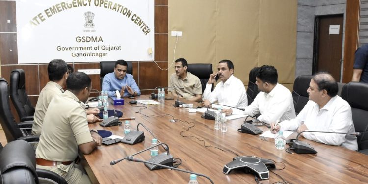 તાબડતોબ : અત્યારે મુખ્યમંત્રીની ઈમરજન્સી સેન્ટરમાં સમીક્ષા બેઠક..