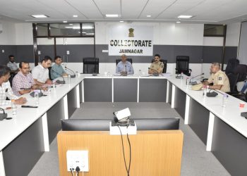 માર્ગ સલામતી સમિતિની બેઠક, ઓવર સ્પીડિંગ વાહનો પર કાર્યવાહી કરો : કલેકટર કેતન ઠક્કર