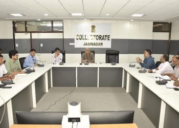 કોવિડ: જામનગરમાં આરોગ્ય સુવિધાઓ અંગે જાણકારીઓ મેળવતા કલેક્ટર…