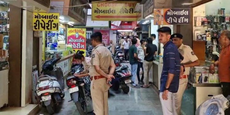 જામનગરમાં ‘એપલ’ ફોનની ડુપ્લિકેટ એસેસરીઝ: 5 વેપારીઓ વિરુદ્ધ ફરિયાદ દાખલ…