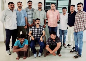 બેંકોમાંથી પૈસા ઉપાડનારા લોકો પાસે યુક્તિપૂર્વક ચીટીંગ કરનારા બે ગુનેગારો ઝડપાયા