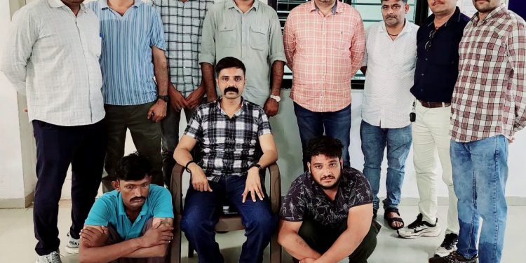 બેંકોમાંથી પૈસા ઉપાડનારા લોકો પાસે યુક્તિપૂર્વક ચીટીંગ કરનારા બે ગુનેગારો ઝડપાયા