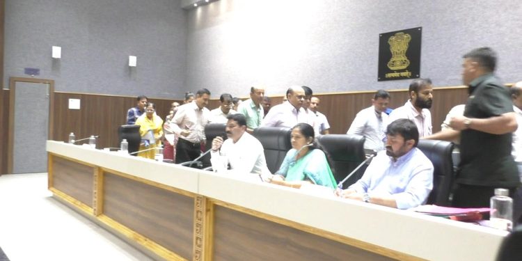 કમિશ્નર વિષે વ્યકિતગત ટીપ્પણી થતા અધિકારીઓએ કર્યો સામાન્યસભાનો બહિષ્કાર