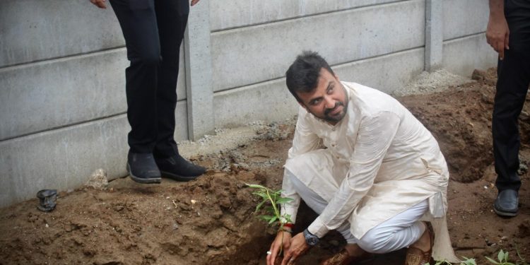 અભિનંદનપાત્ર પહેલ: જન્મદિવસે પર્યાવરણ માટે પ્રતિબદ્ધતા, 4400 વૃક્ષારોપણ