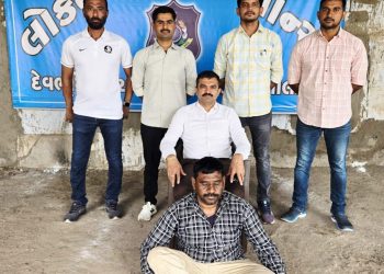 લૂંટ પ્રકરણમાં અઢી દાયકાથી પોલીસને થાપ આપનાર આરોપી અંતે ઝડપાયો