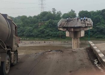 સવારમાં દુર્ઘટના : બ્રિજના 2 કટકા, 3 મોત, વાહનો નદીમાં ઢોળાયા…