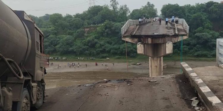 સવારમાં દુર્ઘટના : બ્રિજના 2 કટકા, 3 મોત, વાહનો નદીમાં ઢોળાયા…